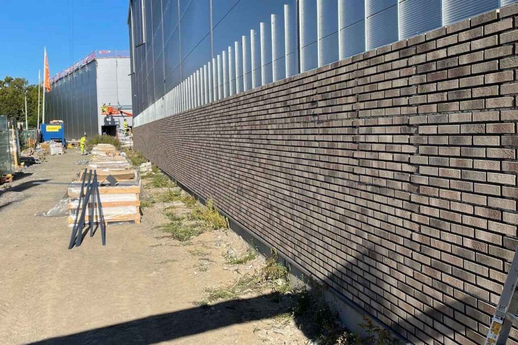 Montering tegel på hallbyggnad