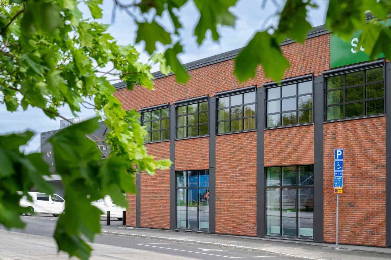 Bygga stålhall, lagerhall eller industrihall med tegelfasad